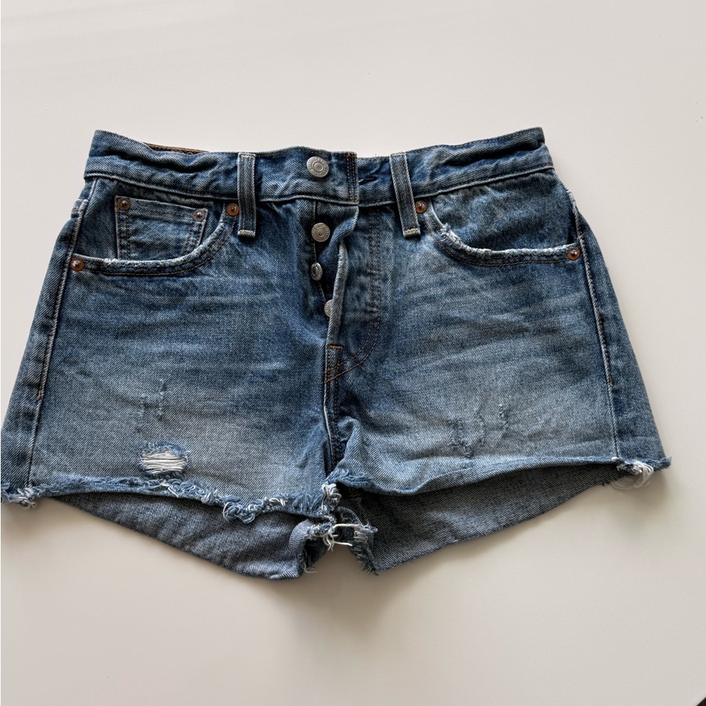 👖 Classic Summer Style! Levi's Denim Shorts - Size 25